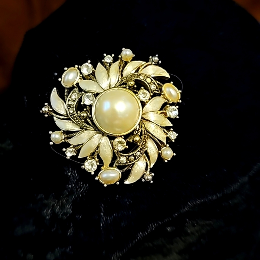 Gorgeous Pearl Brooche